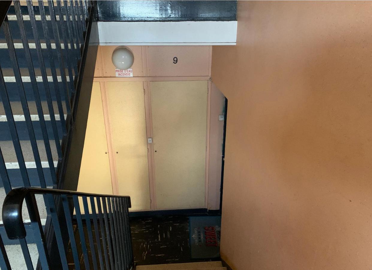 Une Chambre Simple Confortable Avec Acces Direct Aeroport D'オルリー エクステリア 写真